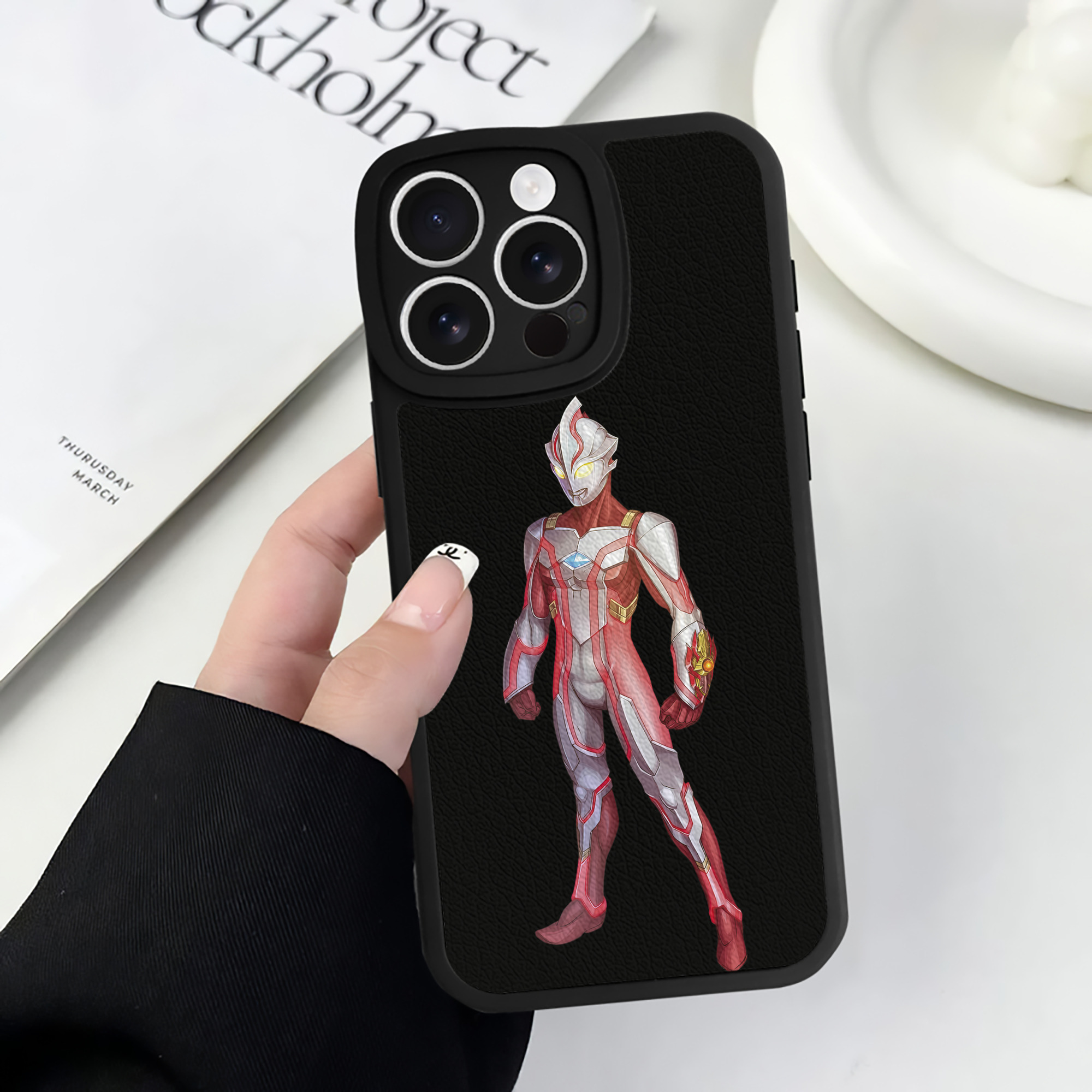 （画像用） ウルトラマン Ultraman 【iPhone 16シリーズ対応】シリコンスマホケース（レザー調） 材質：シリコン